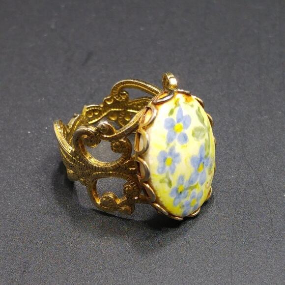 Blue Floral Filigree Ring, Hand Painted Ceramic Oval, US Size 6, Vintage Jewelry - Picture 6 of 8